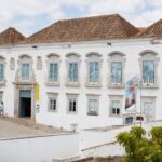 Tavira recebe exposição inspirada em alfarrobeira com mais de 600 anos