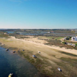 Esta praia no Algarve é um refúgio discreto da Ria Formosa onde o silêncio só é interrompido pelo comboio
