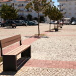 Novos bancos melhoram espaço de convívio junto ao Auditório Carlos do Carmo em Lagoa