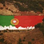 Há uma aldeia no Algarve que pinta uma bandeira gigante para apoiar Portugal há mais de 20 anos
