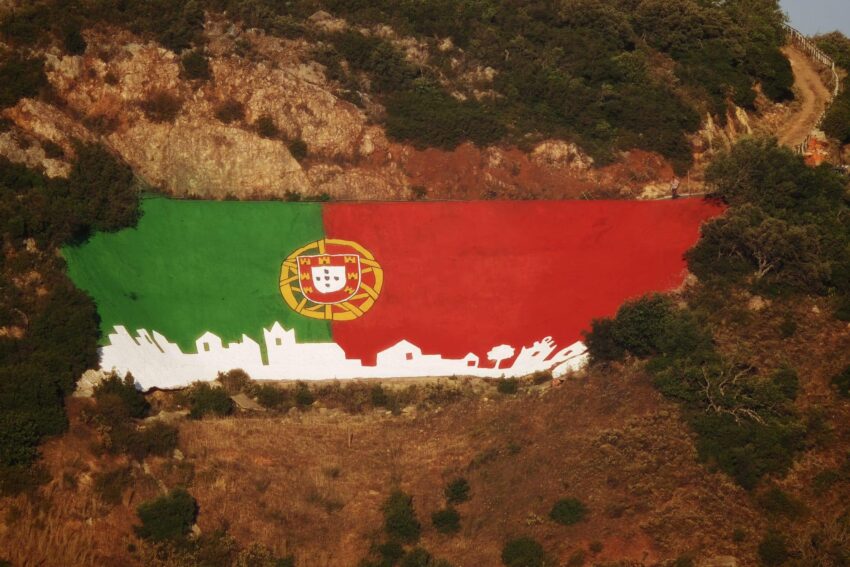 Bandeira de Portugal pintada em Alte. Crédito: Facebook Freguesia de Alte