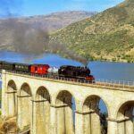 Está a chegar mais uma edição desta viagem histórica de comboio em Portugal com vista para o rio e numa carruagem do século XX