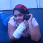 Mulher de 37 anos fingiu ter 12 para ser adotada: tia foi a primeira a desconfiar