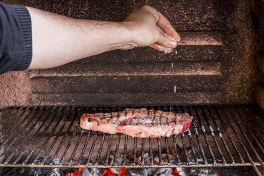 Carne no grelhador.