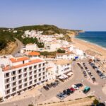 Nesta vila algarvia há um hotel a 40 metros da praia onde todos os quartos têm vista-mar e uma noite pode custar menos de 60€