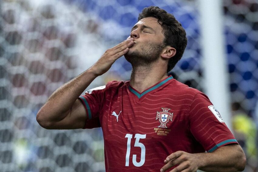 João Neves a festejar o golo.