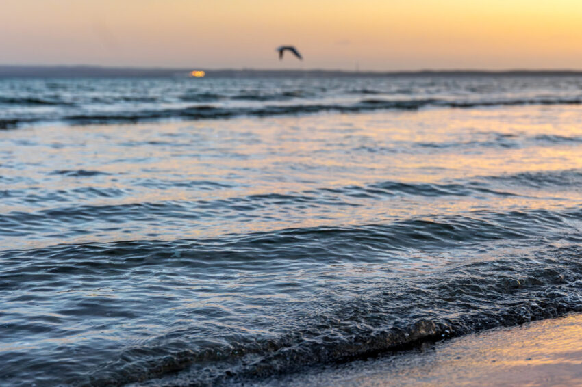 Mar ao por-do-sol.