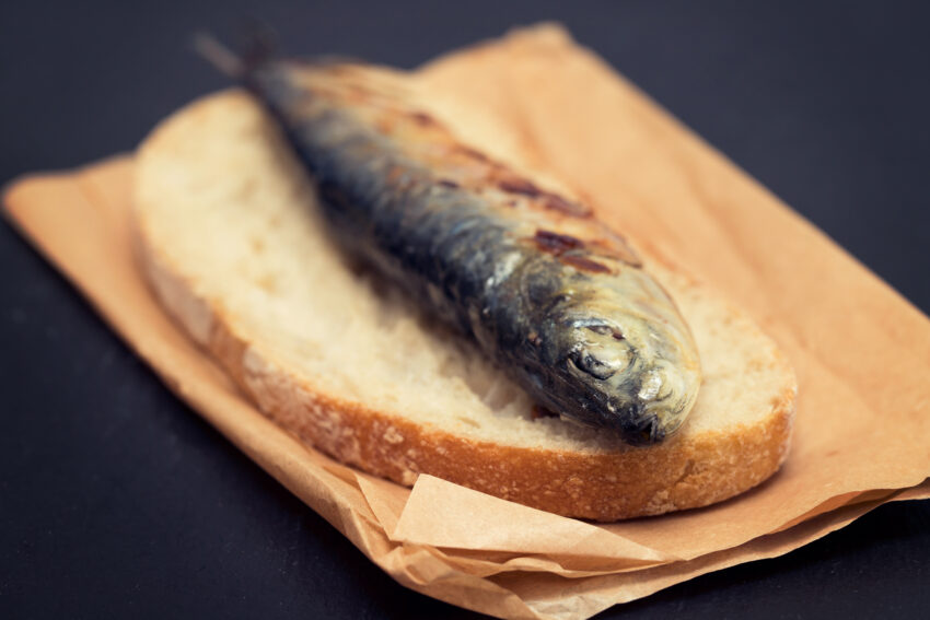 Sardinha no pão.