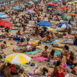 Adeus bom senso? Descubra se existe uma distância mínima para colocar a toalha na praia