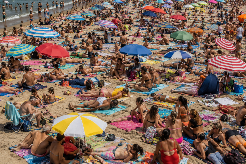 Praia demasiado cheia. Crédito: Foto AI