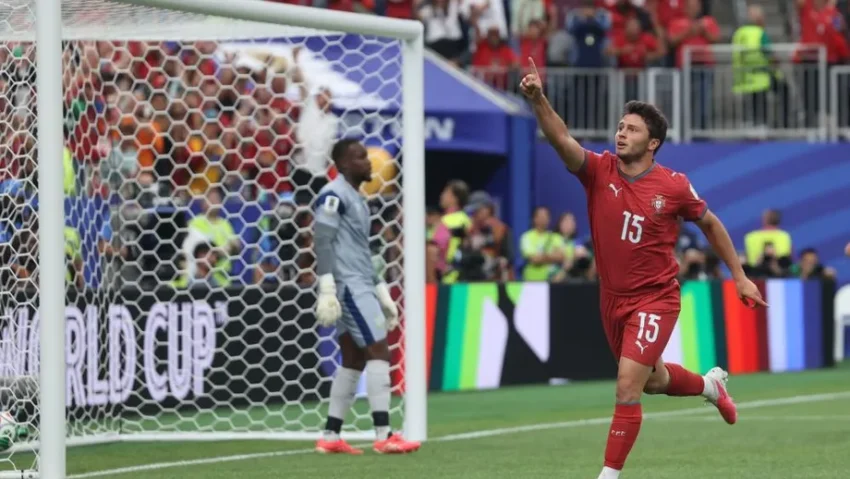 João Neves a festejar o golo.
