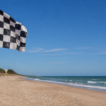 Viu uma bandeira axadrezada na praia? Saiba o que significa e que cuidados deve ter