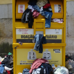 Adeus contentores de roupa: município português vai retirar mais de 500 até julho por razões de higiene
