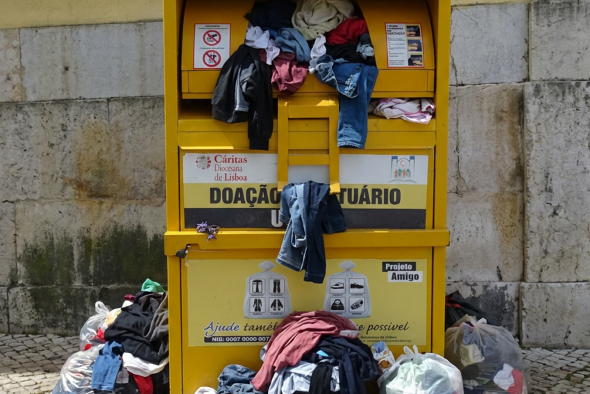 Contentor de roupa usada.