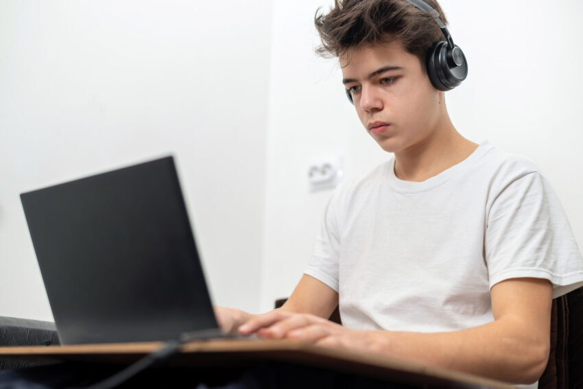 Adolescente a estudar.