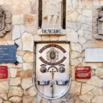 Lembra-se da proposta para haver “vinho canalizado” em Portugal? ‘Aqui ao lado’ há uma fonte que serve vinho grátis 24 h por dia
