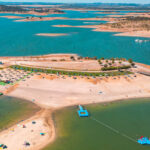 Praia fluvial banhada pelo “Grande Lago” de água morna fica no sul do país e tem Bandeira Azul