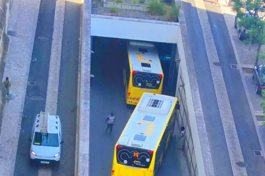 Acidente com autocarro no Cacém, Crédito: Facebook