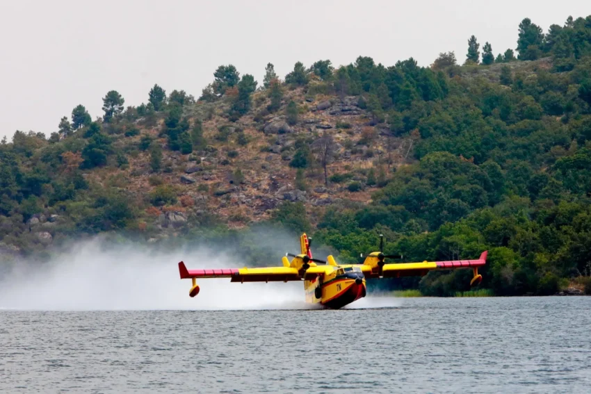 Canadair a reabastecer.