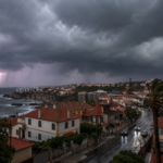 Vem aí chuva e trovoada: gota fria junta-se a depressão atlântica e traz o mau tempo a estas regiões