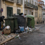 Sistema Volta leva à procura de embalagens e deixa lixo espalhado em várias ruas de Lisboa: “Mexem nos caixotes e muitas vezes o lixo fica depois no chão”