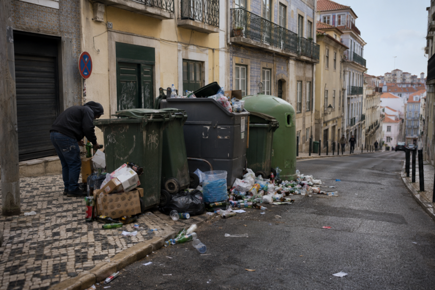 Lixo espalhado pela rua. Crédito: Foto AI