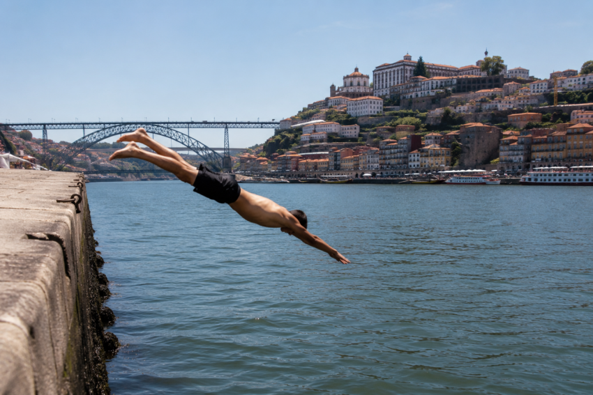 Jovem a mergulhar no rio Douro, Porto