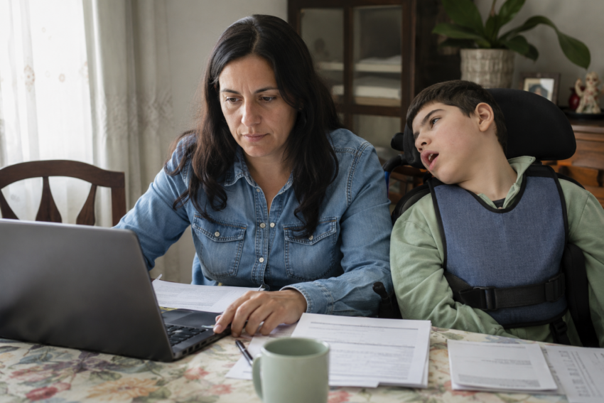 Mãe cuidadora de filho com deficiência. Crédito: Foto AI