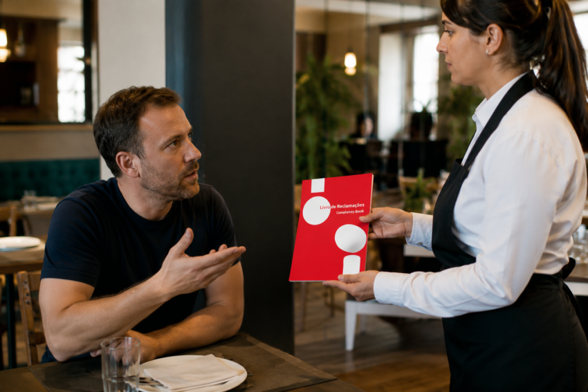 Cliente pede Livro de Reclamações no restaurante. Crédito: Foto AI