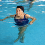 Tem 90 anos, faz aqua yoga, conduz e marca viagens pela Internet: conheça a história da algarvia Maria Jesus que vive em Lagoa