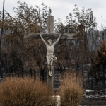 Crucifixo permanece intacto entre árvores queimadas após incêndio e torna-se imagem de esperança em França