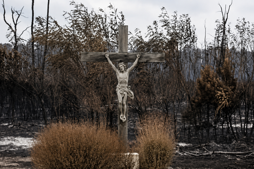 Crucifixo que se manteve intacto após incêndio. Crédito: Catholic Arena