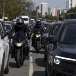 Motas podem passar entre filas de trânsito? Saiba o que diz o Código da Estrada