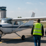 Piloto em formação aterra avião sozinha depois de instrutor saltar da aeronave em pleno voo