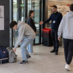 Supermercado pode exigir aos clientes que deixem as mochilas à entrada? Há regras a cumprir