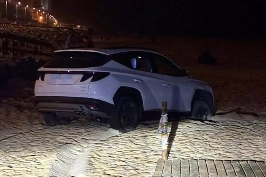 Carro estacionado na praia. Crédito: Polícia Local de Almonte