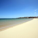 Uma das maiores praias do Algarve tem mais de 4 km de areal e fica ao lado de uma estação ferroviária