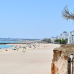 Reforço artificial de areia avança nas praias de Quarteira e Trafal