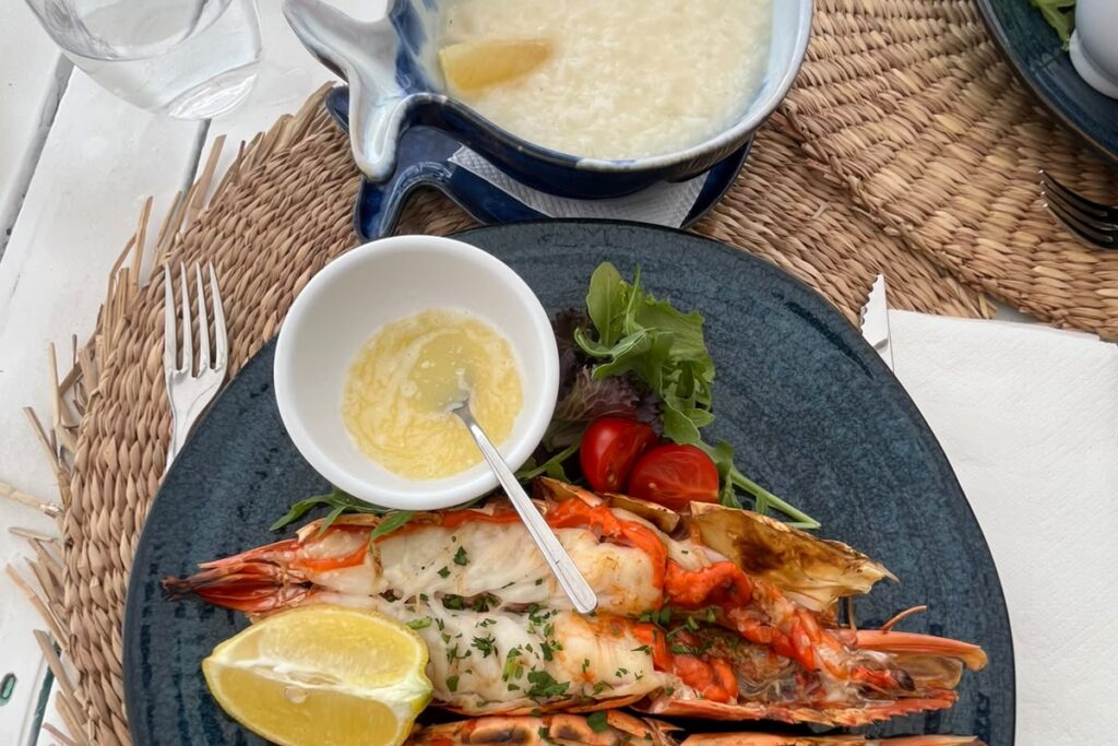 Camarão tigre com arroz de limão.
