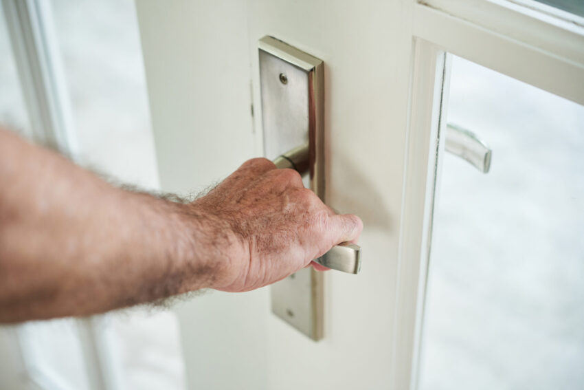 Homem a abrir a porta de casa.