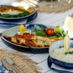 Chega-se de barco e sai-se de barriga cheia: no Sueste em Ferragudo come-se peixe e marisco dentro e “Fora de Horas”