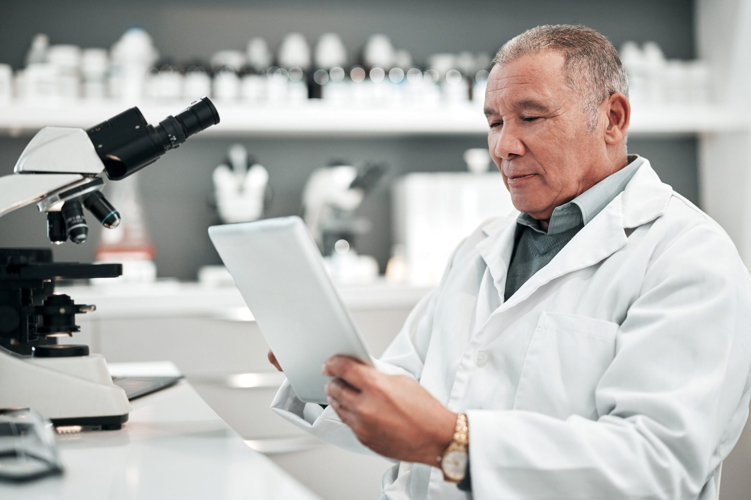https://postal.pt/wp-content/uploads/2026/07/reading-research-scientist-lab-with-tablet-tech-planning-healthcare-medicine-pharmaceutical-study-online-search-man-science-laboratory-with-analysis-results-report-scaled-e1784269391499.jpeg