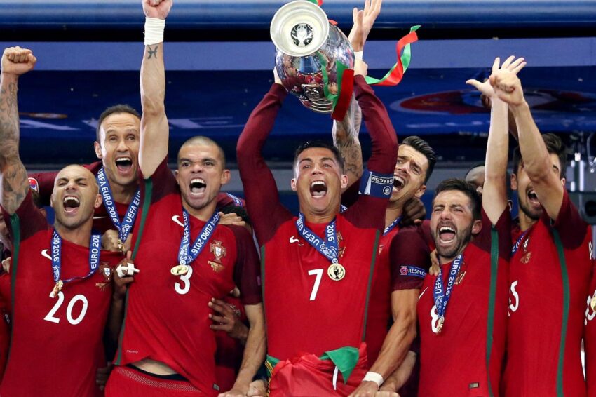Crsitiano Ronaldo levantou o troféu do Euro 2016. Crédito: Uefa