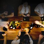 Experiência do Four Senses convida a provar vinho e queijo completamente às escuras