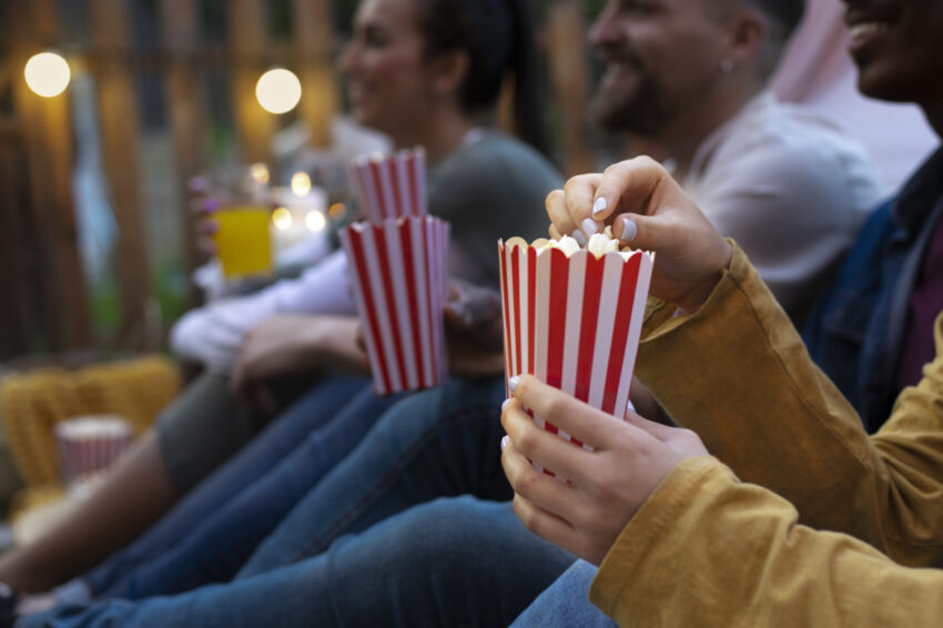 Jovens num cinema ao ar livre.