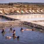 “Horas de relaxamento natural”: neste spa ao ar livre no Algarve pode flutuar em água quente e o acesso custa menos de 10€