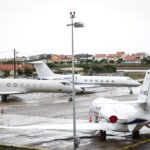 É mais barato deixar uma avioneta no Aeródromo de Cascais do que estacionar um carro no centro da vila? As contas surpreendem
