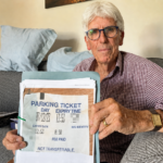 Homem de 76 anos vence batalha judicial de 2 anos contra empresa de estacionamento por bilhete de 1,05€: tribunal fixou indemnização em 338,34€