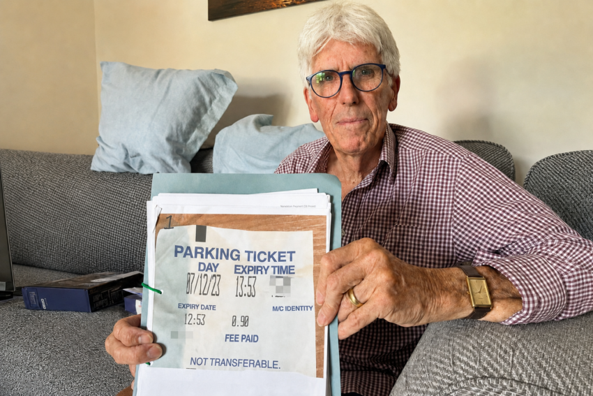 Homem a segurar bilhete de estacionamento. Crédito: The Mirror | DR
