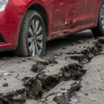 Está a conduzir e começa um sismo? Saiba o que deve fazer e se o seguro cobre os danos no carro